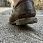opasen-pamuk-zashto-navikat-da-nosite-hlabavi-obuvki-sasipva-pohodkata.webp.webp